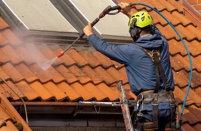 Démoussage et hydrofuge de toiture à Évin-Malmaison